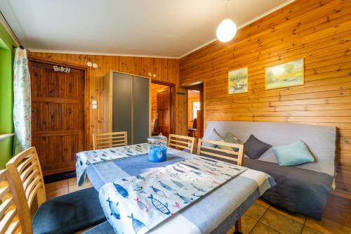 pokój z łóżkiem i stołem w pokoju w obiekcie Camping KamA w mieście Mikołajki
