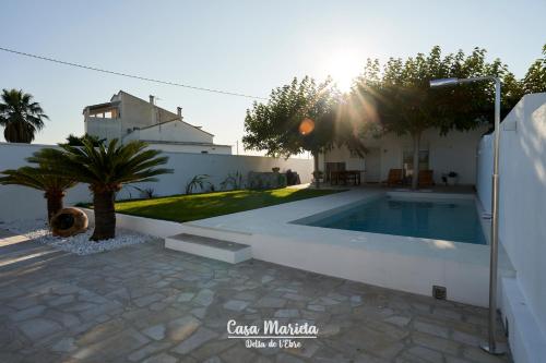 a swimming pool in the backyard of a house at Casa Marieta A - Ideal per a families in Deltebre