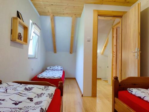 1 Schlafzimmer mit 2 Betten und einer Tür zu einem Zimmer in der Unterkunft Otoka Josikovic in Šipovo
