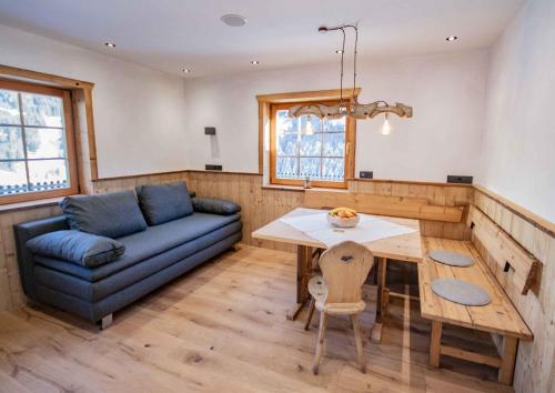 ein Wohnzimmer mit einem Tisch und einem Sofa in der Unterkunft Peerfect Ferienwohnungen in Navis