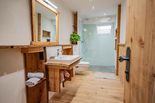 ein Bad mit einem Waschbecken, einem WC und einer Dusche in der Unterkunft Peerfect Ferienwohnungen in Navis