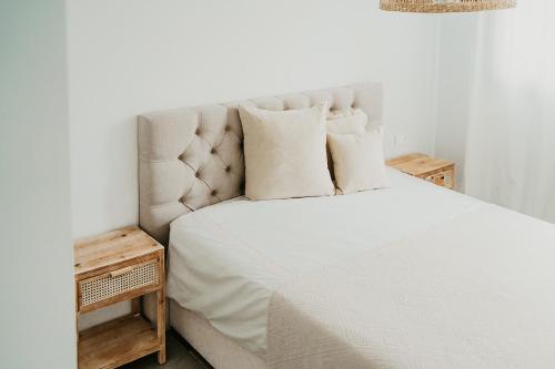 1 dormitorio con 1 cama blanca con sábanas y almohadas blancas en Casa Noa Marie - Polop Hills en Polop