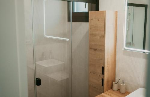 y baño con ducha y puerta de cristal. en Casa Noa Marie - Polop Hills en Polop