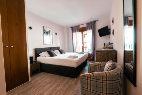 Una habitación de hotel con una cama y dos sillas. en Blanca Boutique Hotel, en Jávea