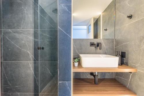 bagno con lavandino e doccia di Zeus 2-Bedroom Apartment in Athens ad Atene