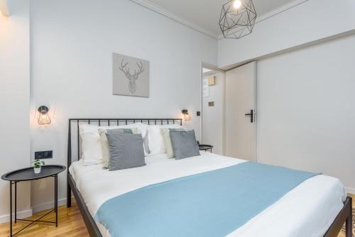 um quarto com uma cama grande e uma mesa em Zeus 2-Bedroom Apartment in Athens em Atenas