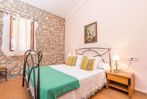 - une chambre avec un lit et une table avec une lampe dans l'établissement Finca Can Calisto, à Inca