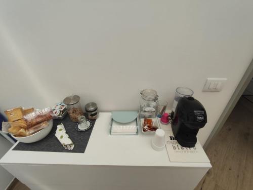 un mostrador blanco con un tazón de comida y vasos en VILLA Terrazza sul mare, en Balestrate