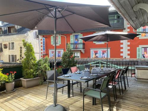 夏蒙尼-勃朗峰莱昂别墅的庭院里的桌椅和遮阳伞