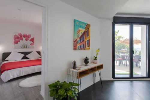 une chambre avec un lit, une table et une fenêtre dans l'établissement Echapée Belle - Vinayard view - Jacuzzi BBQ - parking, à Nice