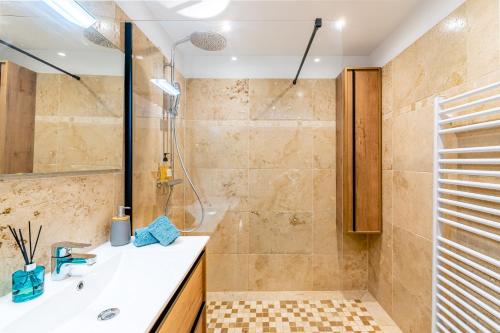 een badkamer met een douche en een wastafel bij Cassis le Marignan- en rez-de-chaussée - classé 3 étoiles in Cassis