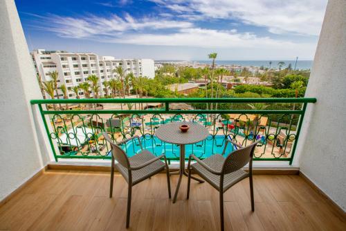 uma varanda com mesa e cadeiras e vista para o oceano em Hotel Argana Agadir em Agadir