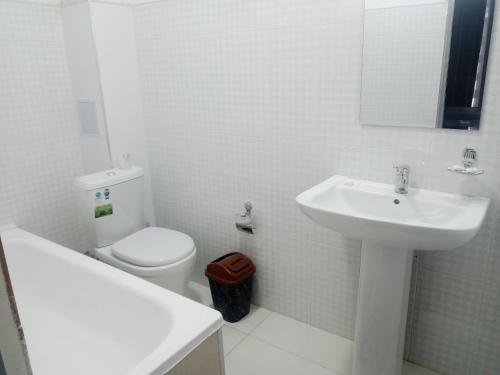 biała łazienka z umywalką i toaletą w obiekcie Hotel Al Hayit Teracce w mieście Buchara