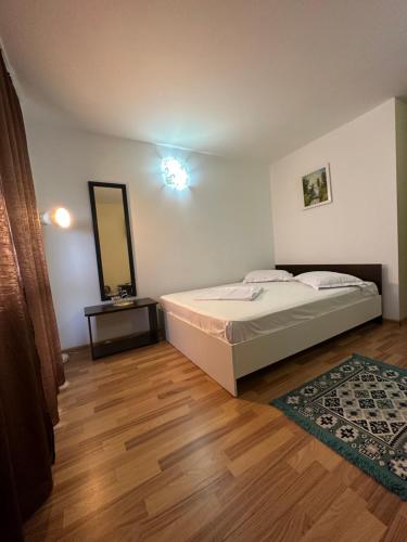 コルブにあるCasa Cu Flori Corbuのベッドルーム1室(ベッド1台、壁掛け鏡付)