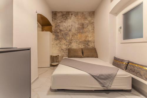 1 dormitorio pequeño con 1 cama en una habitación en Divine Nest en Liubliana
