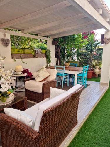 Zona de estar de Charming Apartment Calasetta + Garden