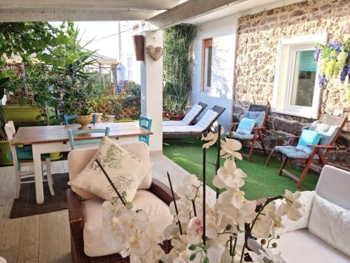 Zona de estar de Charming Apartment Calasetta + Garden