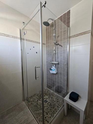 La salle de bains est pourvue d'une cabine de douche en verre. dans l'établissement Appartement de charme , Royan, proche mer avec balcon., à Royan