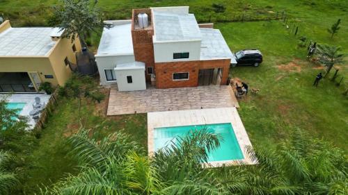 - une vue aérienne sur une maison avec une piscine dans l'établissement Santas Hogar, à Santa Ana