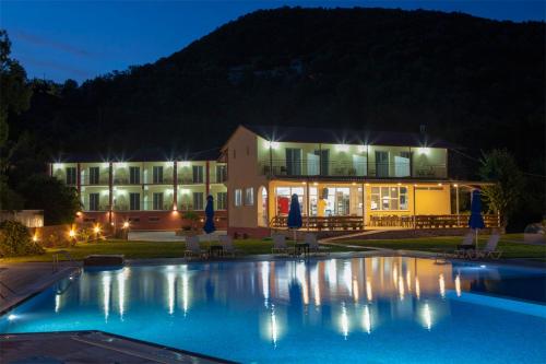 La alberca dentro o cerca de Menes Hotel