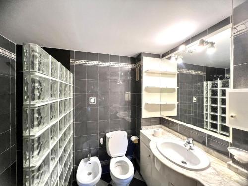 La salle de bains est pourvue de toilettes et d'un lavabo. dans l'établissement Atico Deluxe La Concha, à Oropesa del Mar