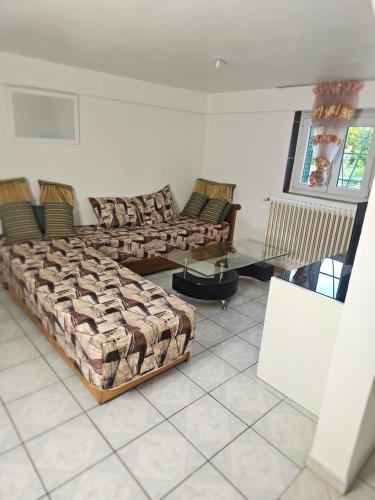 ein Wohnzimmer mit einem Bett und einem Sofa in der Unterkunft 3 rue Maurice Utrillo in Bourg-en-Bresse