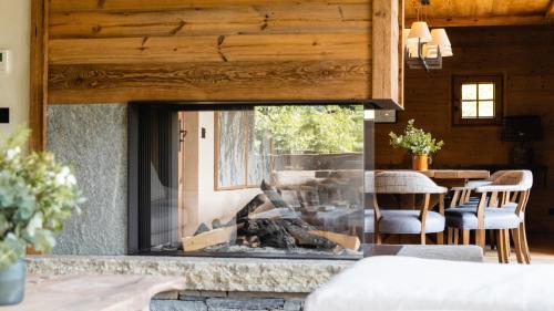 une cheminée dans le salon d'une maison dans l'établissement Chalets de l'Alpaga, à Megève