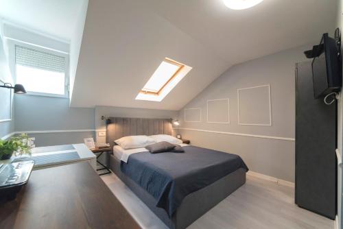 Manuela Studio Apartments, 4th floor, no elevator