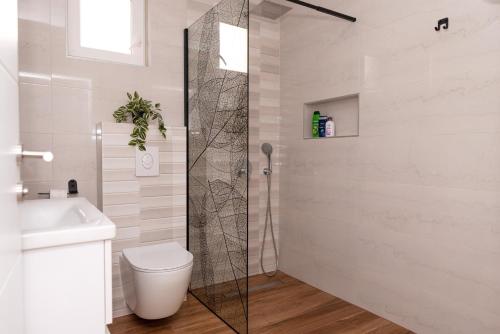 La salle de bains est pourvue d'une douche, de toilettes et d'un lavabo. dans l'établissement Villa Lotta & Nolla, à Mostar