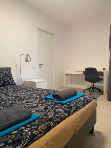 - une chambre avec un lit, un bureau et une chaise dans l'établissement Luxurious apartment in the heart of Cluj-Napoca, à Cluj-Napoca