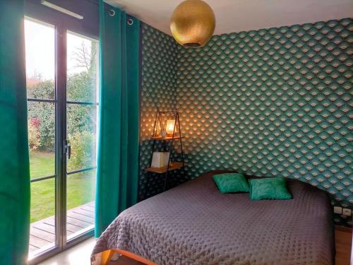 une chambre avec un lit et une grande fenêtre dans l'établissement Maison familiale avec piscine, à Gujan-Mestras