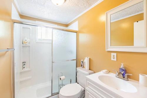 een badkamer met een toilet, een wastafel en een douche bij Cozy, Private Beautiful, Cottage House. 