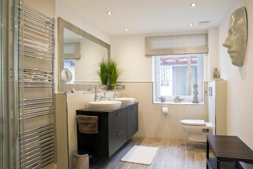 uma casa de banho com um lavatório, um WC e uma janela. em "Strandvilla Seagull - Whg Seaside" em Grömitz