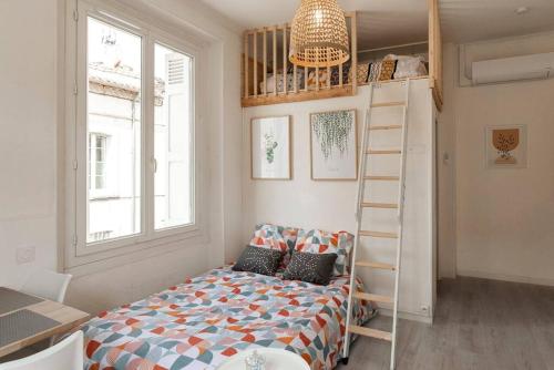 - une petite chambre avec un lit et une échelle dans l'établissement Charmant Studio Arboré Et Climatisé, à Carcassonne