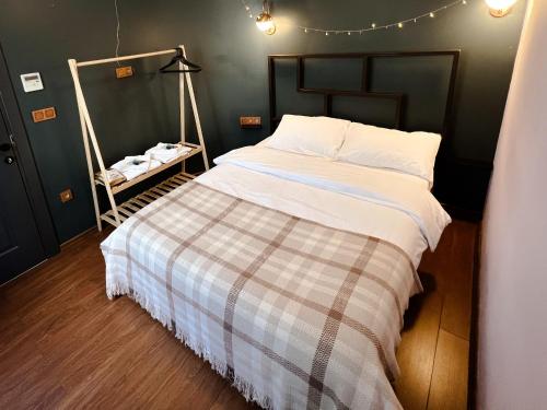 a bedroom with a large bed with a blanket at Hostel Le Banc in Istanbul