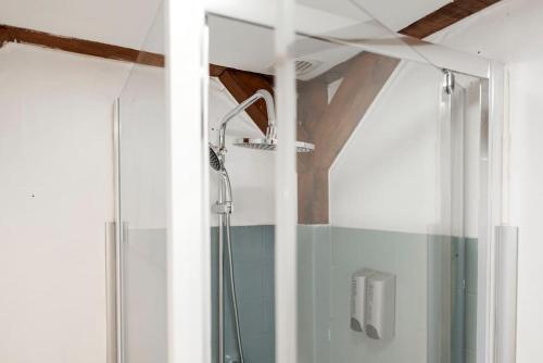 une salle de bain avec une douche avec une porte vitrée dans l'établissement Charmant Studio Arboré Et Climatisé, à Carcassonne