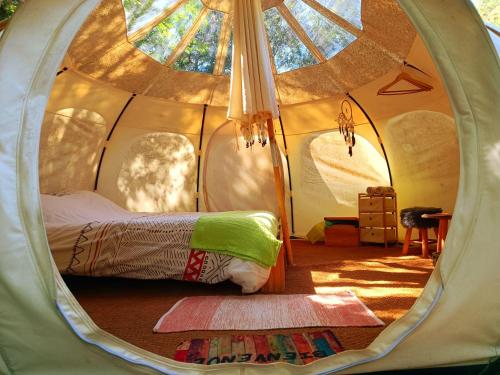 Ένα ή περισσότερα κρεβάτια σε δωμάτιο στο Le Moulin du Luech