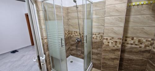 a shower with a glass door in a bathroom at Bar-Restaurant-Hotel-Familja in Klos