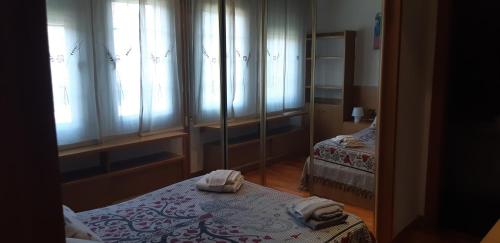 a room with two beds and a mirror with towels at Precioso!! apartamento en el centro de Sabadell in Sabadell