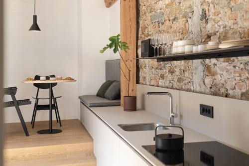 Kuchyň nebo kuchyňský kout v ubytování April1550 Boutique Hotel