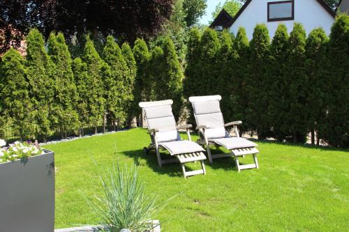 dos sillas sentadas en el césped en un patio en "Seabreeze", en Grömitz