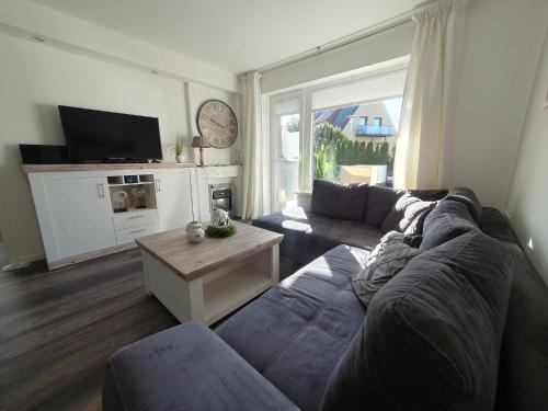 sala de estar con sofá y mesa en "Seabreeze", en Grömitz