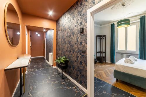 - un couloir d'une chambre avec un lit et un miroir dans l'établissement Room Eleven, à Florence