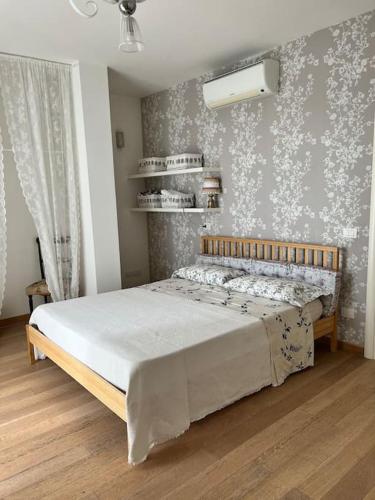 um quarto com uma cama grande num quarto em Appartamento incantevole centro Misano Adriatico em Misano Adriatico