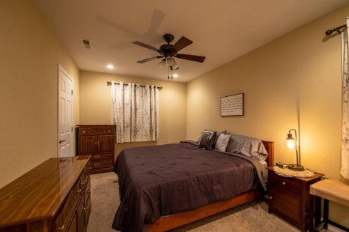 um quarto com uma cama e uma ventoinha de tecto em Cedar Ridge 