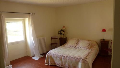 ル・グロー・ダグドにあるLe Gite de la Prunetteのベッドルーム(ベッド1台、窓付)