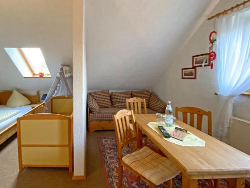 a living room with a table and a couch at RATAGS Kunsthandwerkerhaus in Langenwolmsdorf