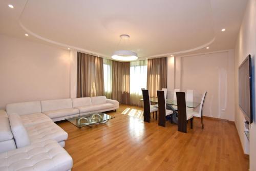 Teryan street, 3 bedrooms Luxury & Grand, Sunny apartment TT663