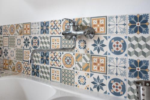 La salle de bains est pourvue d'un lavabo et d'un mur en carrelage. dans l'établissement T3 Centre Ville avec parking gratuit avec balcons, à Toulouse