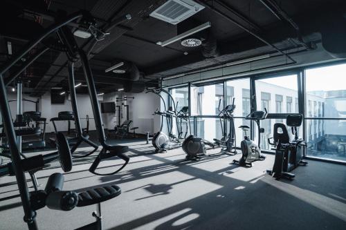 a gym with lots of exercise equipment and windows at Centrum Szkoleniowo - Noclegowe HHM HEGELMANN o Zgorzelec in Zgorzelec
